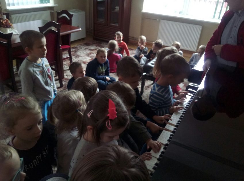 Zwiedzanie Szkoły Muzycznej- grupa ”Króliczki”
