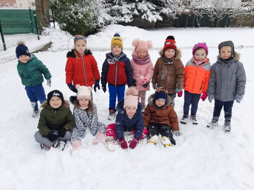 Króliczki – zimowe zabawy w ogrodzie przedszkolnym